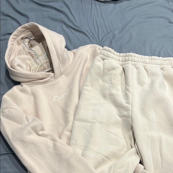 Comfrt Beige Hoodie/Sweats Set with Embroidered Logo - Picture 9 of 11